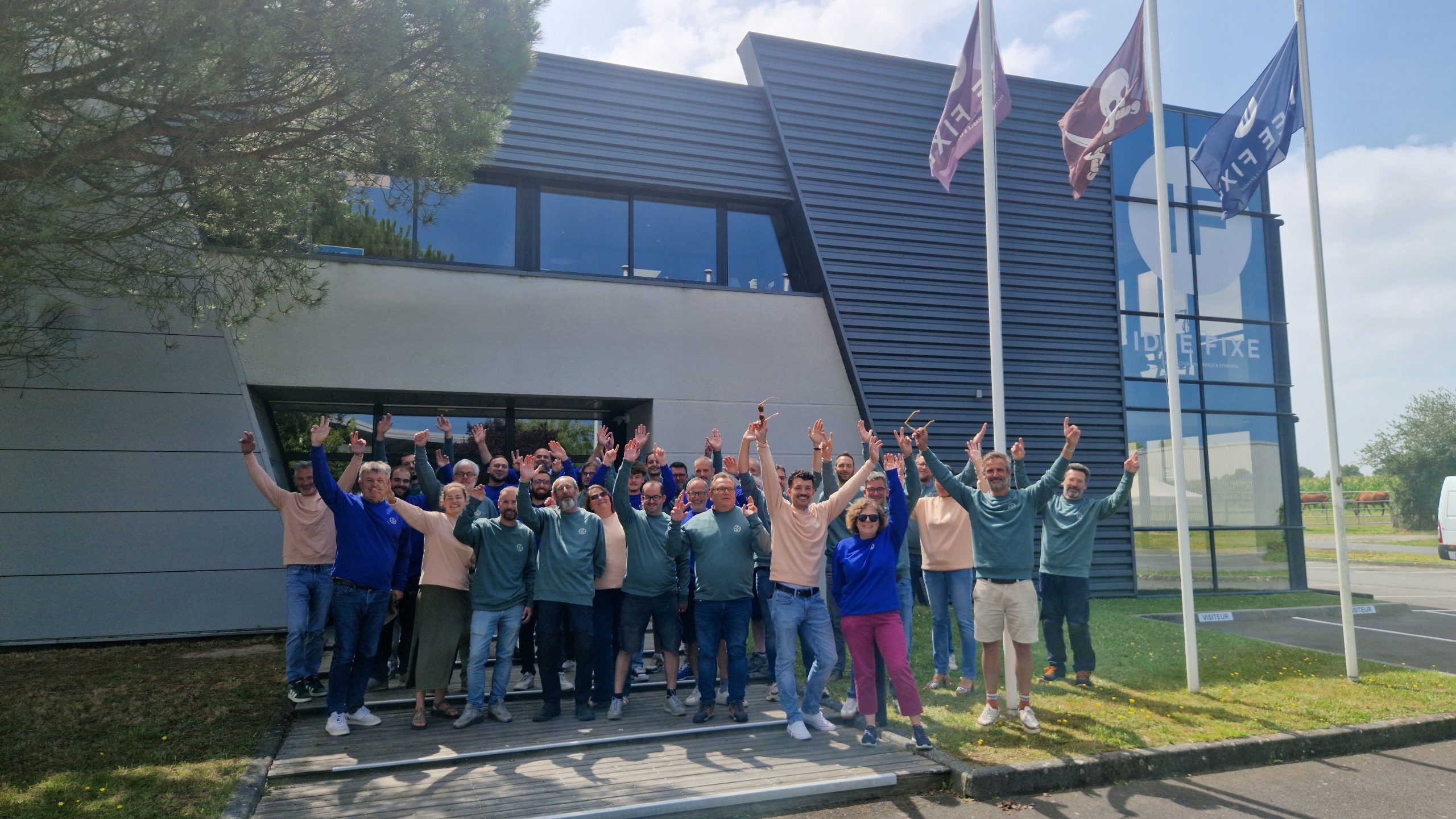 équipe Idée Fixe devant siège normand